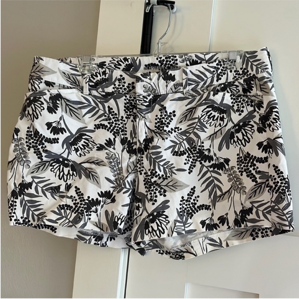 Old Navy Pixie Shorts 3” Inseam Stretch Cotton Black/White Floral Botanical 8